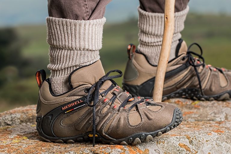 Aktywności fizyczna i odpowiednie buty trekkingowe damskie